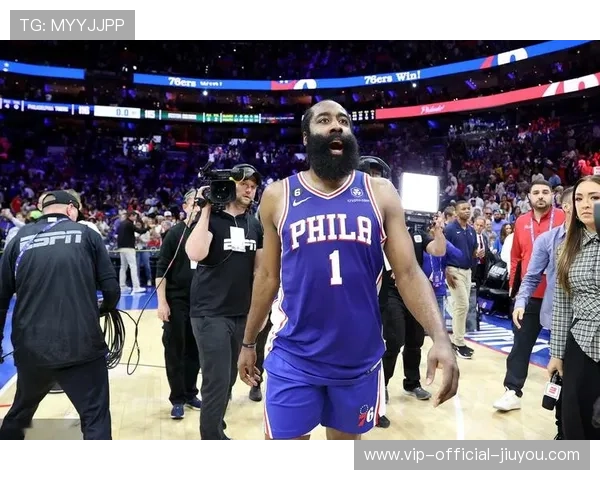 哈登底角三分稳稳命中，76人笑纳关键一胜