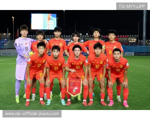 小组赛末轮“生死战”上演，球场氛围紧张